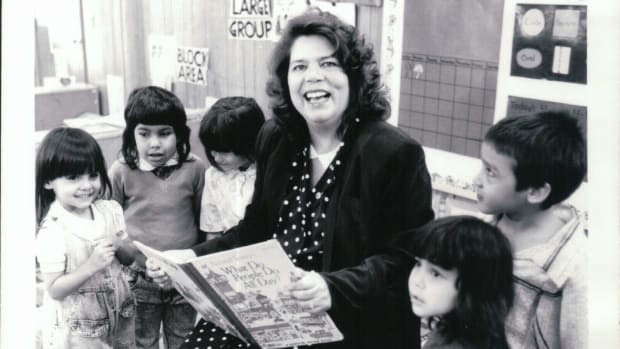 Wilma Mankiller reads to young students. (Photo courtesy of the Wilma Mankiller Foundation)