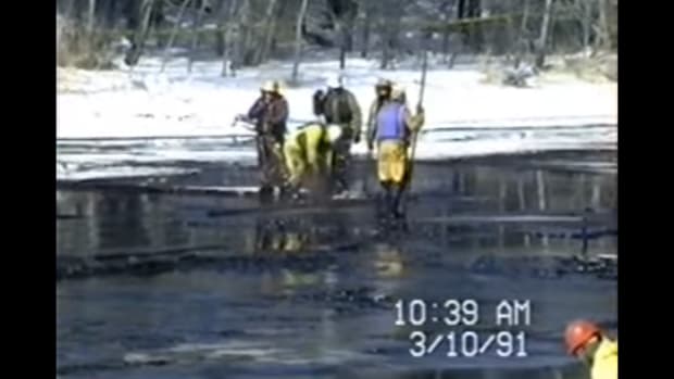 A crew cleans up an oil spill in Minnesota in 1991. It remains the largest inland oil spill in U.S. history, Winona LaDuke writes.