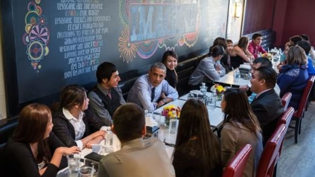 President Barack Obama and First Lady Michelle Obama have lunch with youth from the Standing Rock Sioux Tribe at We The Pizza/Good Stuff Eatery in Washington, D.C., November 20, 2014.