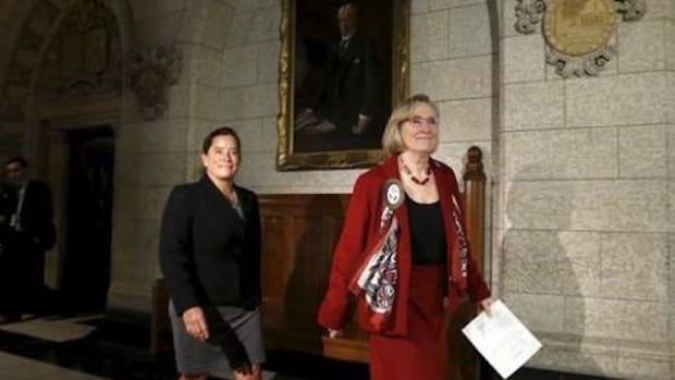 Canada’s Indigenous Affairs Minister Carolyn Bennett (R) and Justice Minister Jody Wilson-Raybould arrive at a news conference regarding a ruling by the Canadian Human Rights Tribunal on Parliament Hill in Ottawa, Canada, January 26, 2016. They have promised to ensure that the government takes action.