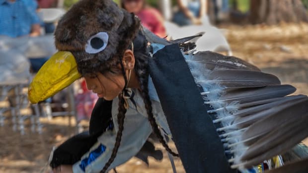 Restoring power: Yakama Nation dancer Moses Walsey with bald eagle headdress helped commemorate the removal of Condit Dam. (Photo by Columbia Insight)