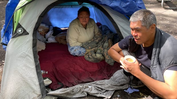 HOMELESS AK - Stephanie George and. Ephim Kamluck, Jr., at their tent at Centennial Campground in Anchorage, Alaska, July 18, 2022 (Photo by Joaqlin Estus, ICT).