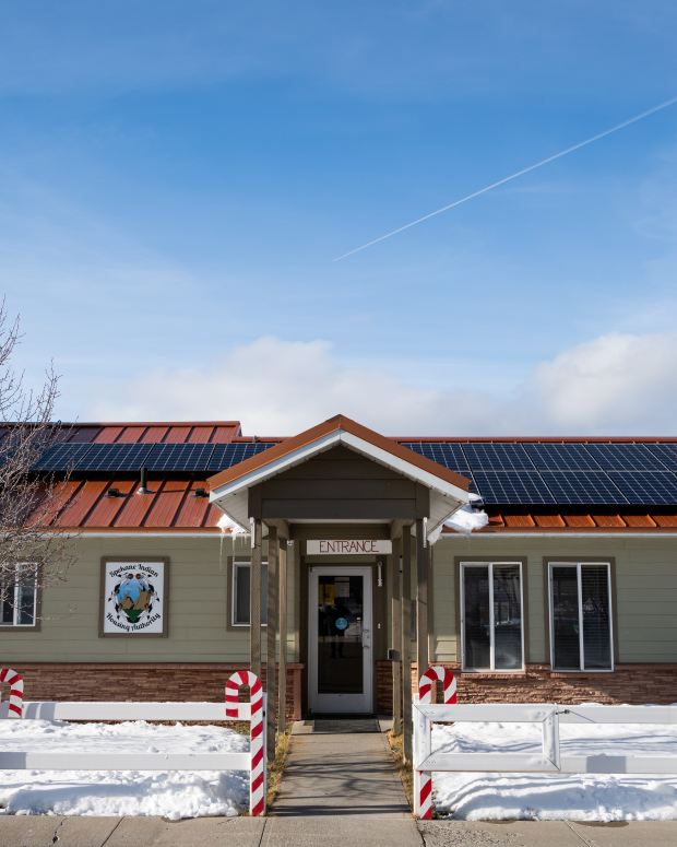 The Spokane Tribe’s housing authority building in Wellpinit, Washington, shown here in January 2022, was one of nine public buildings to receive solar power in a project completed in 2019. Other buildings include the longhouse and a fish hatchery, and 23 homes for elders. (Photo by Erick Doxey for InvestigateWest)