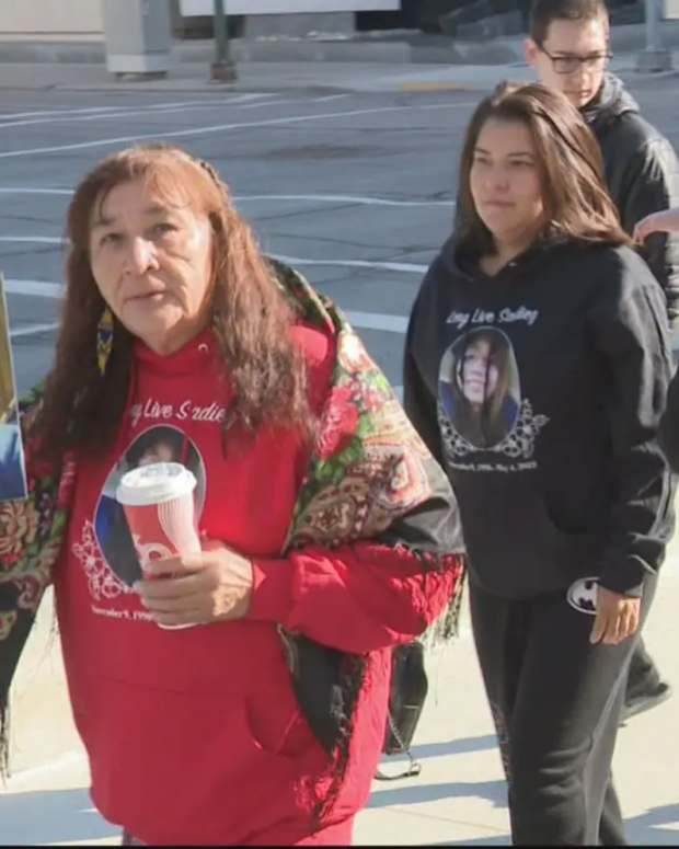 Donna Bartlett (left) walks to court in Winnipeg with other family members. Photo APTN file