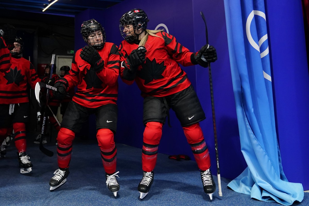 Natalie Spooner, with fellow Canadian women's Olympic hockey