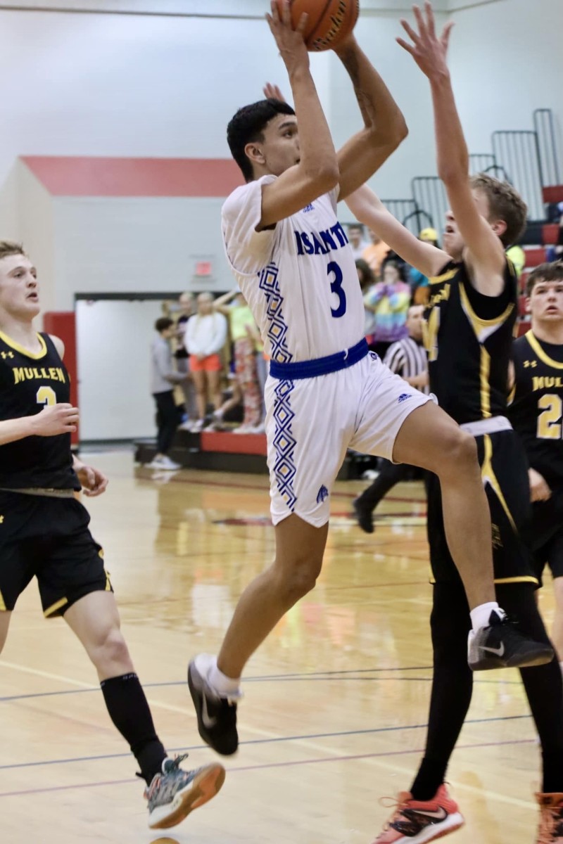 iSanti Ozuyapi makes prep basketball history - ICT News