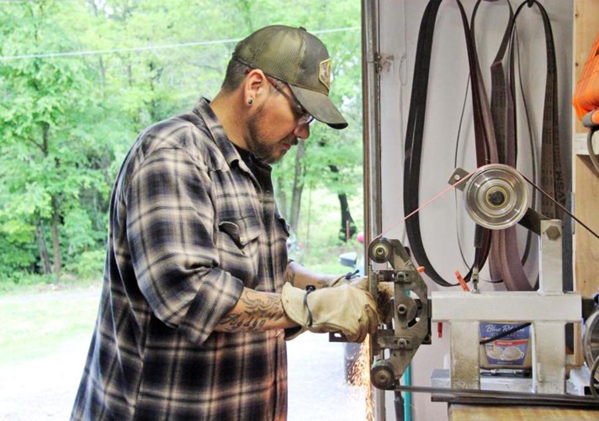 Cherokee Man Hones Knife-making Skills - Ict News