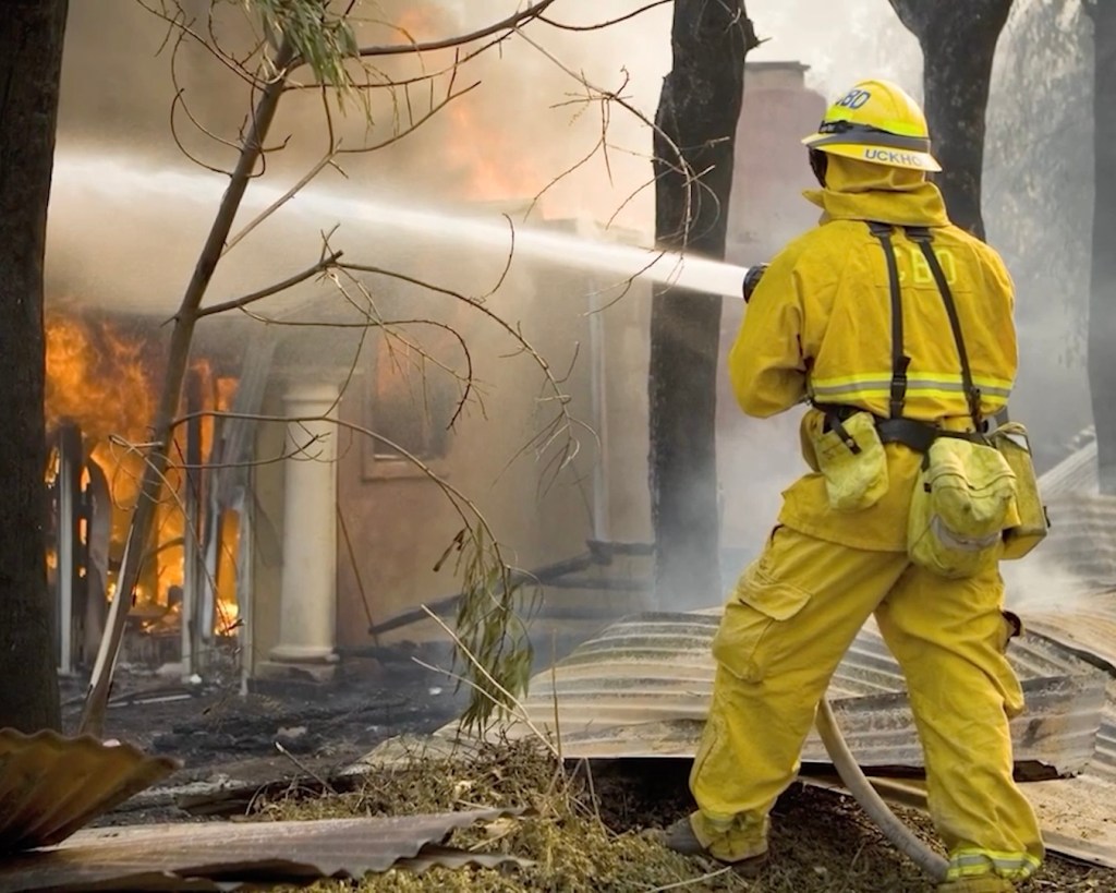 Firefighter puts out fire on house